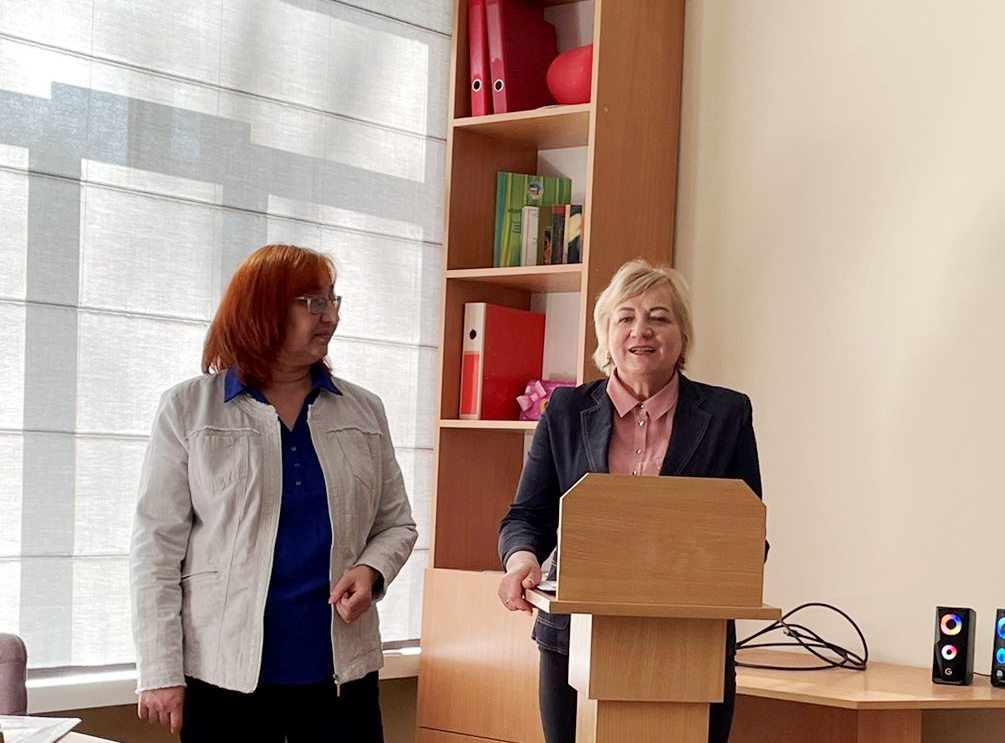 Галина Радчук висловлює вдячність Галині Несмашній за співпрацю з кафедрою психології розвитку та консультування